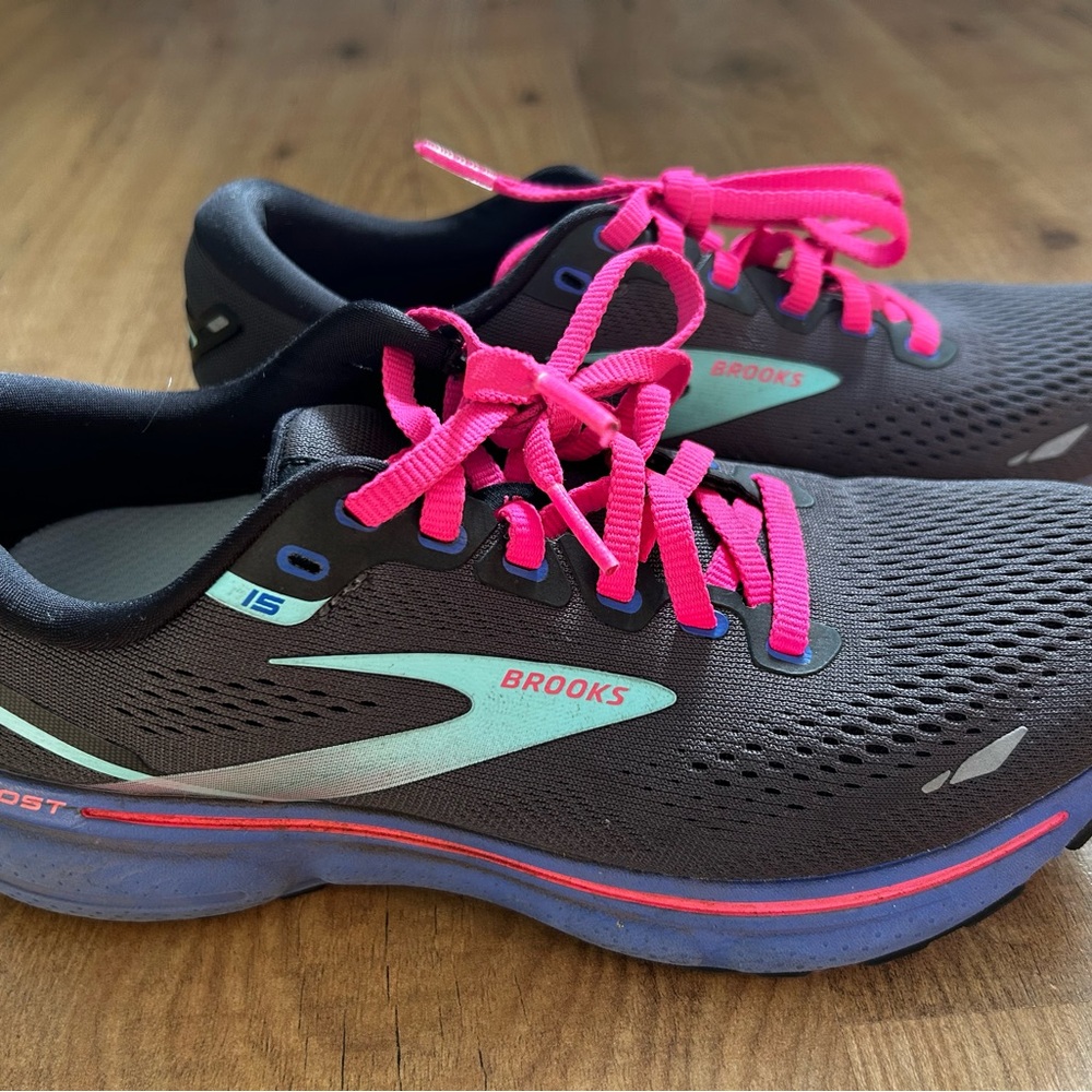 Brooks Ghost 15 Women's Athletic Shoes - Black with Pink Accents